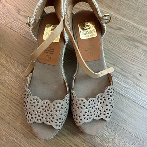 Kanna women’s tan wedges size 7